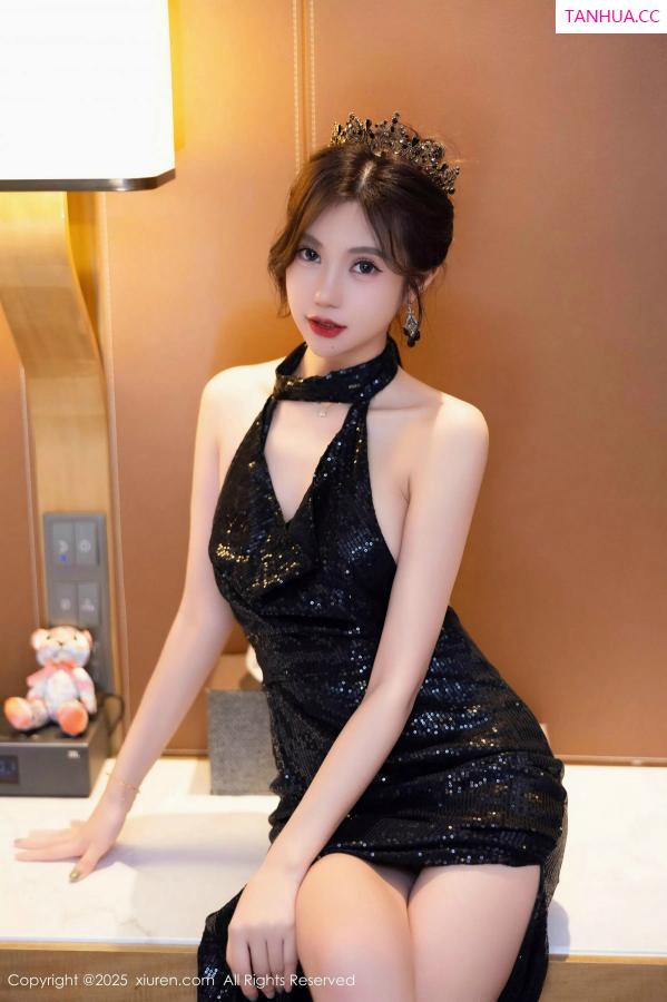 綺裡嘉 绮里嘉 [XiuRen]高清写真图 2025.02.28 No.9948 绮里嘉ula 黑丝美腿第21张图片